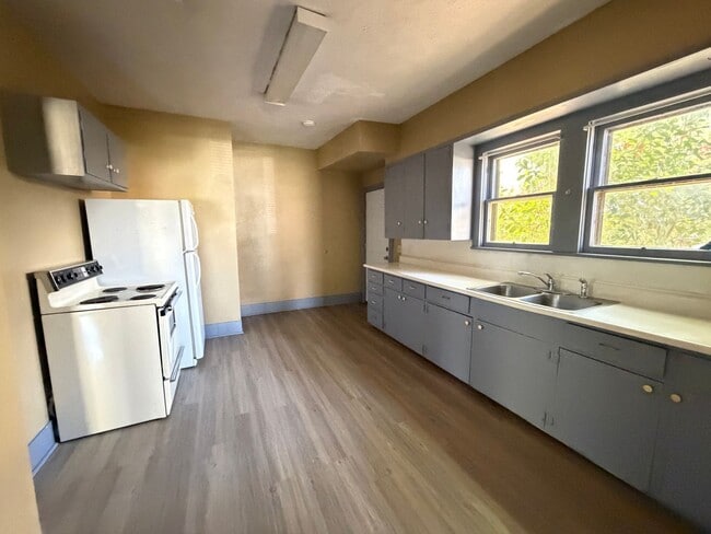 Building Photo - 4 bedroom 2 bath house!