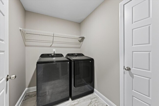 Building Photo - Pet Friendly Three Bedroom!