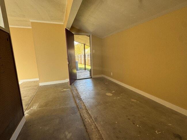 Building Photo - Spacious 3 Bed/3 Bath Midtown Home with Oversized Garage, Large Deck, and Storage Shed