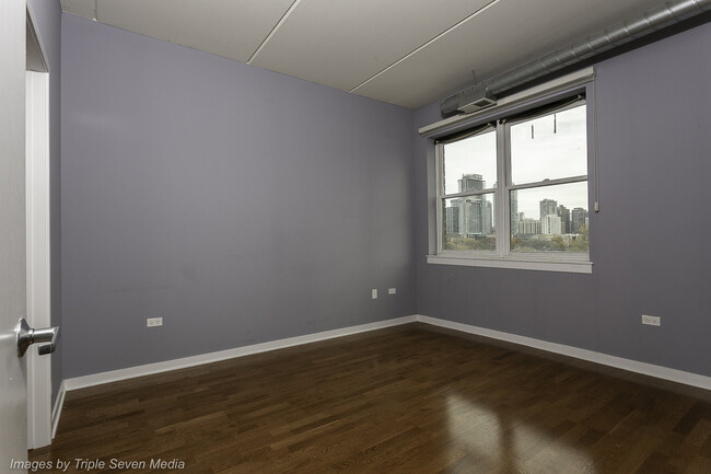 Building Photo - 873 N Larrabee St