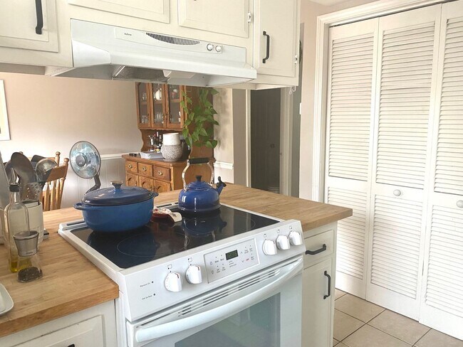 Building Photo - 2 Bed, 1.5 Bathroom Townhome with 2 Vehicle Carport