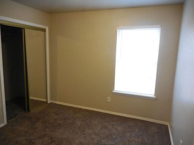 Building Photo - 4 Bedroom home