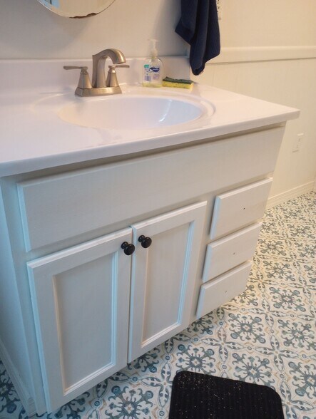 Bath view 1 - 602 N Porter St