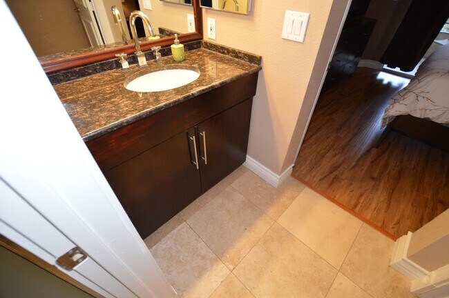 Building Photo - Meridian Furnished 2 Bed | 2 Bath Condo wi...