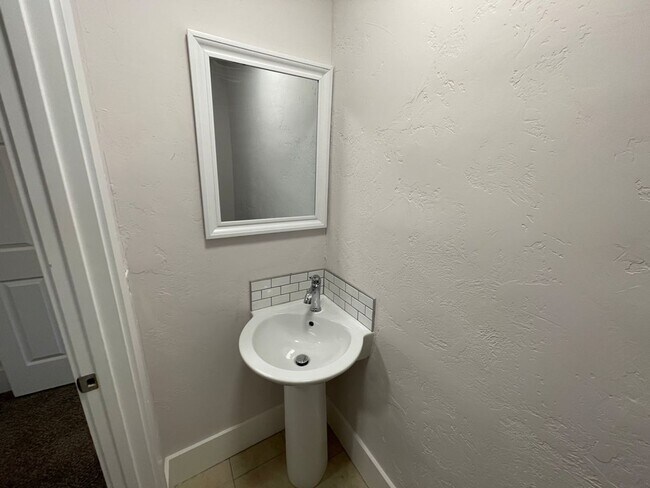 Building Photo - 6 Bedroom/2.5 Bath Home in North Fort Coll...