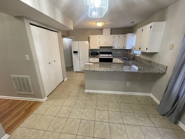 Building Photo - 4 Bd 2 ba house