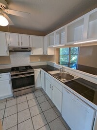 Building Photo - Beautiful townhouse with lakeside views, convenient to Chapel Hill and Durham!