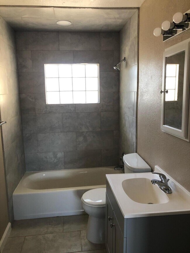 Building Photo - 5008 Sierra Madre Dr