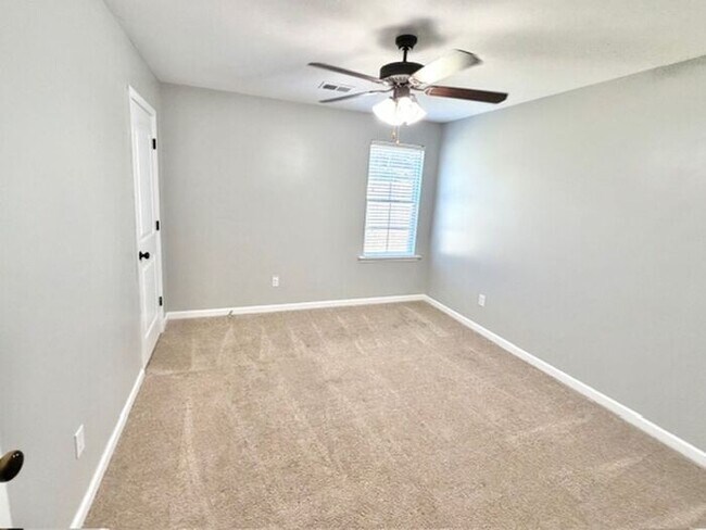 Building Photo - OPEN HOUSE! Move Accross Stateline For Better Schools. Now Leasing a 4 Bedroom2 Bath home in Oliv...