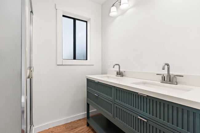 Lower ensuite double sink bathroom - 3600 Klamath St