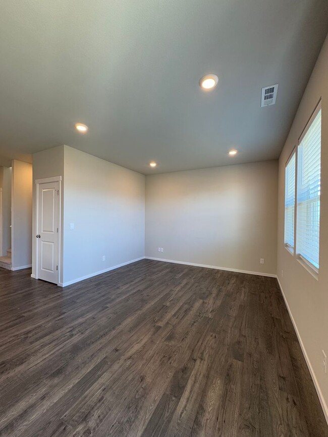 Building Photo - Spacious 4-Bedroom Home in a Great Neighbo...