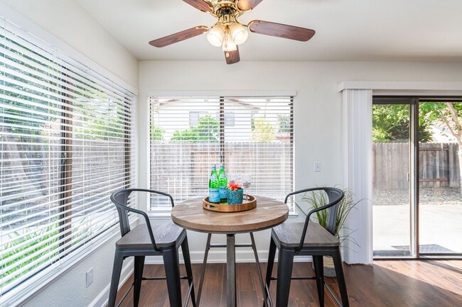 Building Photo - Pocket 3 Bedroom plus Den 2 Bath Home