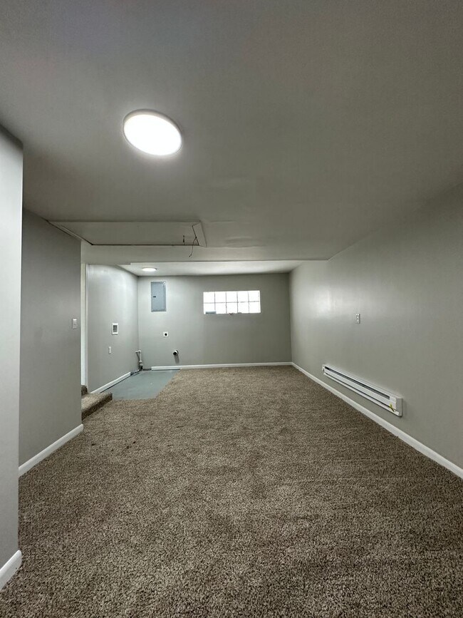 Building Photo - Backyard Nights & Front Porch Mornings — Cozy 3BR Brick Ranch in Fairlawn