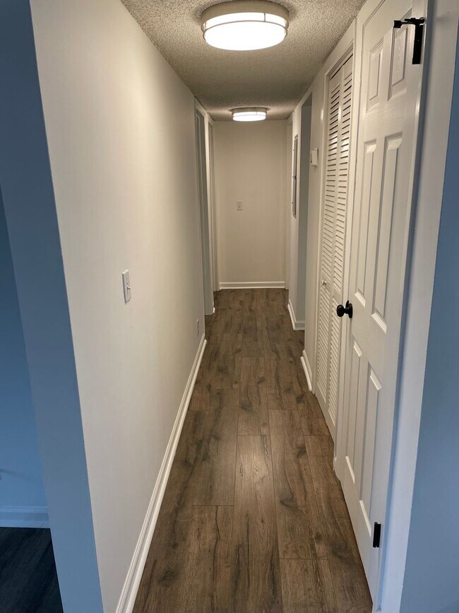 Building Photo - Awesome 2 Bedroom Condo Near the River!
