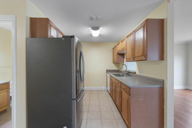 Building Photo - 747 Majestic Dr