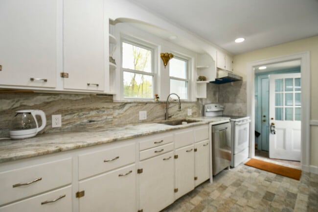 Building Photo - 8 Spruce Park