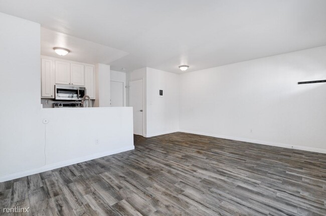 Building Photo - 1 br, 1 bath Condo - 3780 Swift Avenue 3