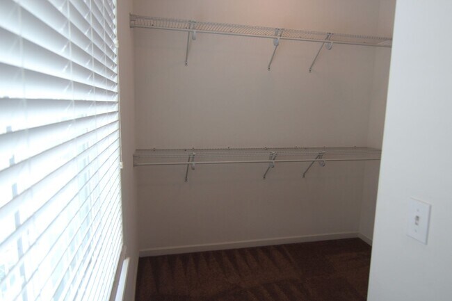 Building Photo - 4 bed/3 bath Split-foyer. Great Location!