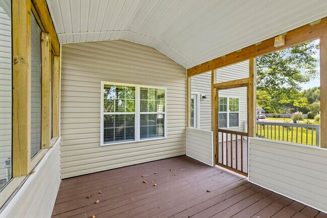 Building Photo - 4 Bedroom with Large Lot Available Now!