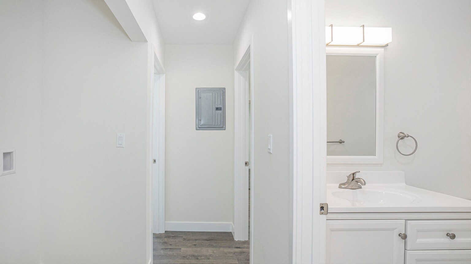 Building Photo - 10422 Woodley Ave