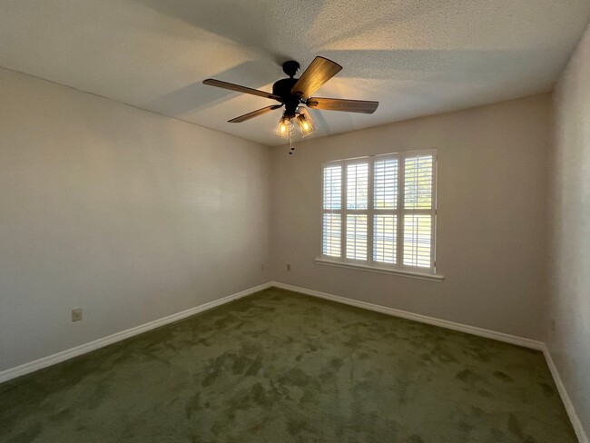 Building Photo - Bright and airy 2 Bedroom, 2 Bath home in ...