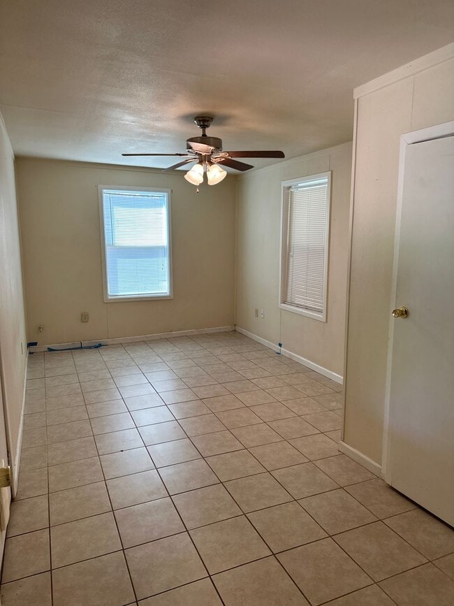 Building Photo - 3 BEDROOM, 1 BATH, DOUBLE DRIVE PARKING