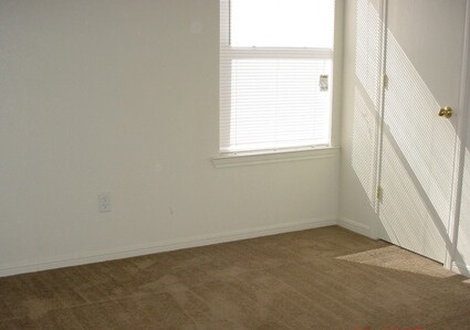 Building Photo - 2105 Jennifer Dr