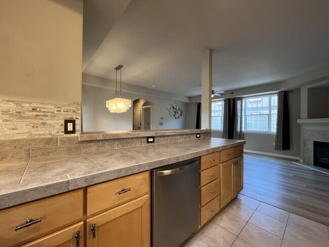 Building Photo - Distinctive 3-Story Tigard Townhouse with Stainless Steel Kitchen, Vaulted Ceilings & Attached 2-...