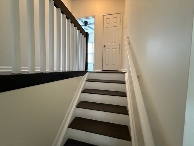 Building Photo - Beautiful End-unit townhome in university with Primary bedroom on 1st floor