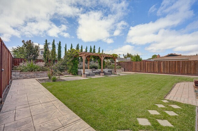 Building Photo - 1338 Thais Ln
