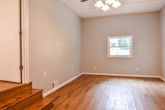 Building Photo - Pet Friendly Three Bedroom!