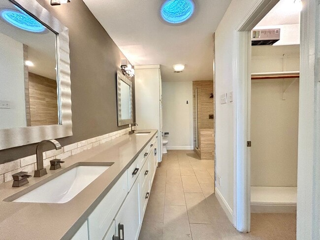 Building Photo - 9108 Balcones Club Dr