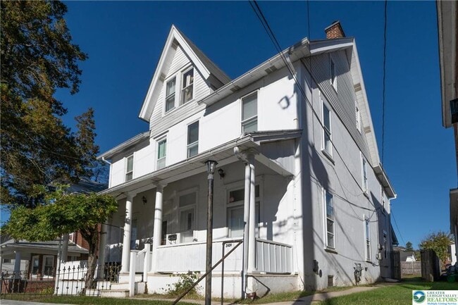 Building Photo - 2409 S 5th St