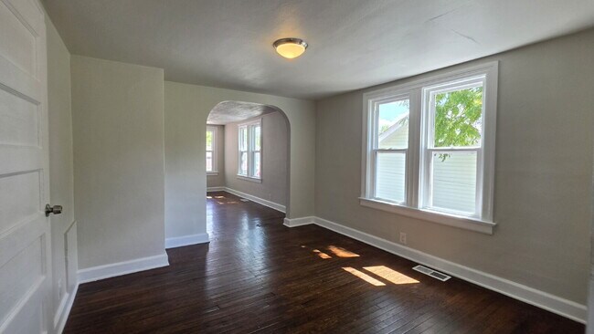 Building Photo - Refurbished 2 Bedroom Upper in Appleton