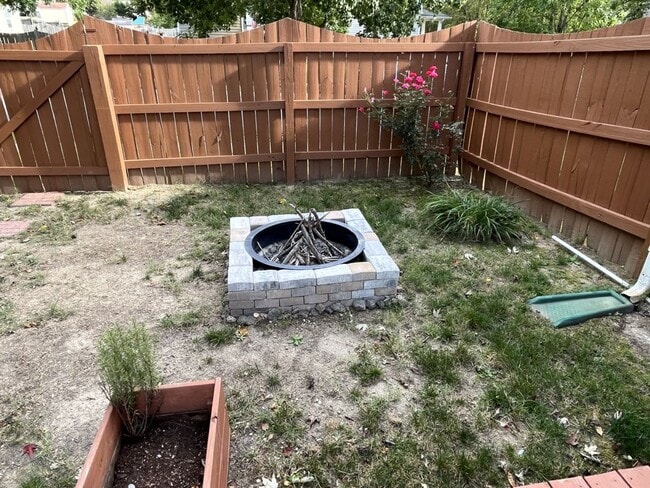 Building Photo - 3 Bedroom Corner Lot home with Great Backy...