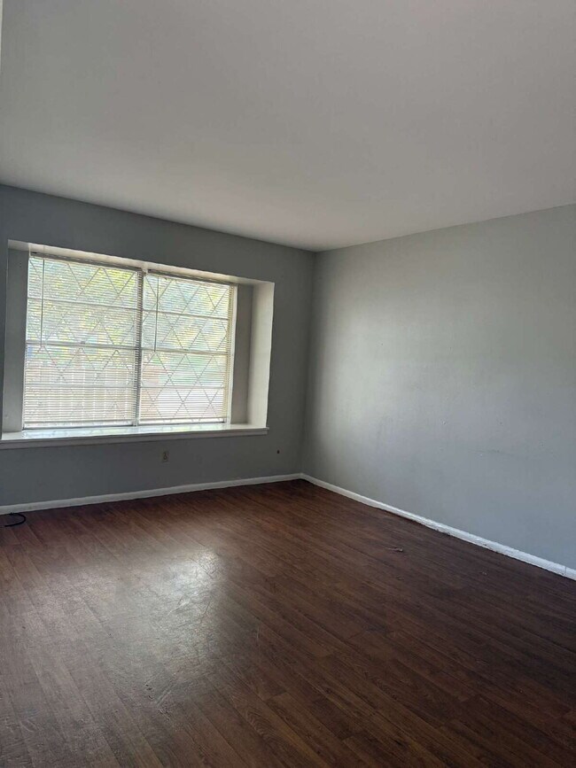 Building Photo - Open Kitchen, Warm Interior, Large Living ...
