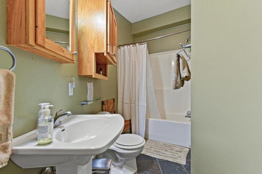 Building Photo - 6001 Belle Fontaine Dr