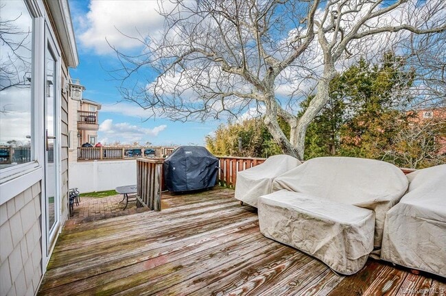 Building Photo - 821 Channel Rd