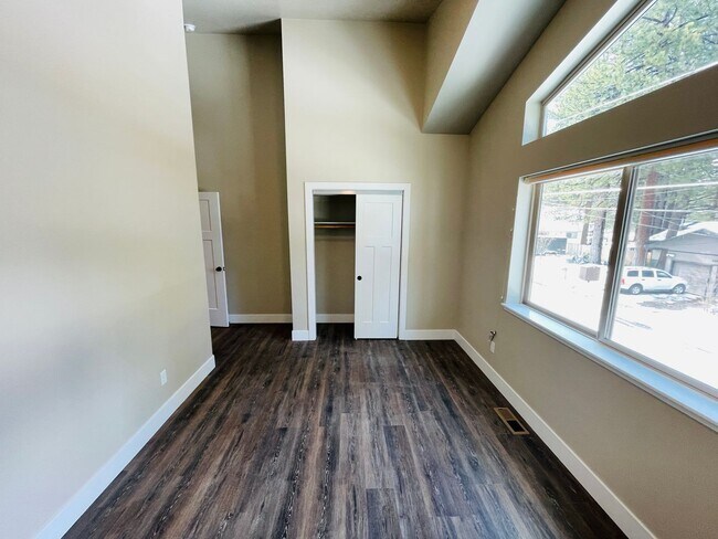 Building Photo - 3 bed 2 bath 1 car garage townhouse in Sou...