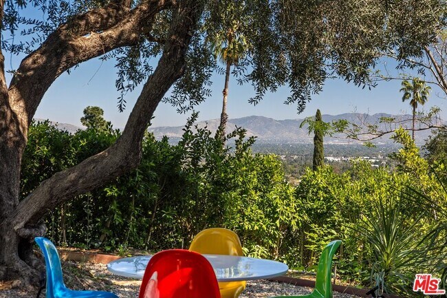 Building Photo - 4965 Calvin Ave