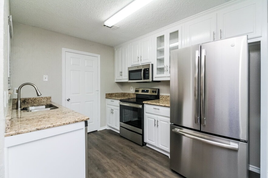 Building Photo - 834 Green Pastures Dr