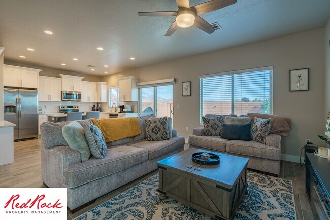 Building Photo - Beautiful townhome in desirable neighborho...