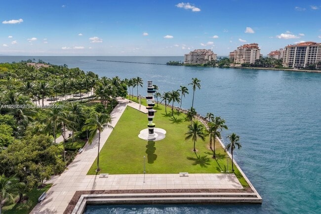 Building Photo - 300 South Pointe Dr