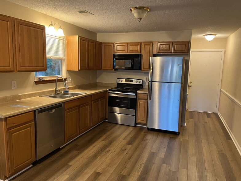 Building Photo - 906 W Chatham St