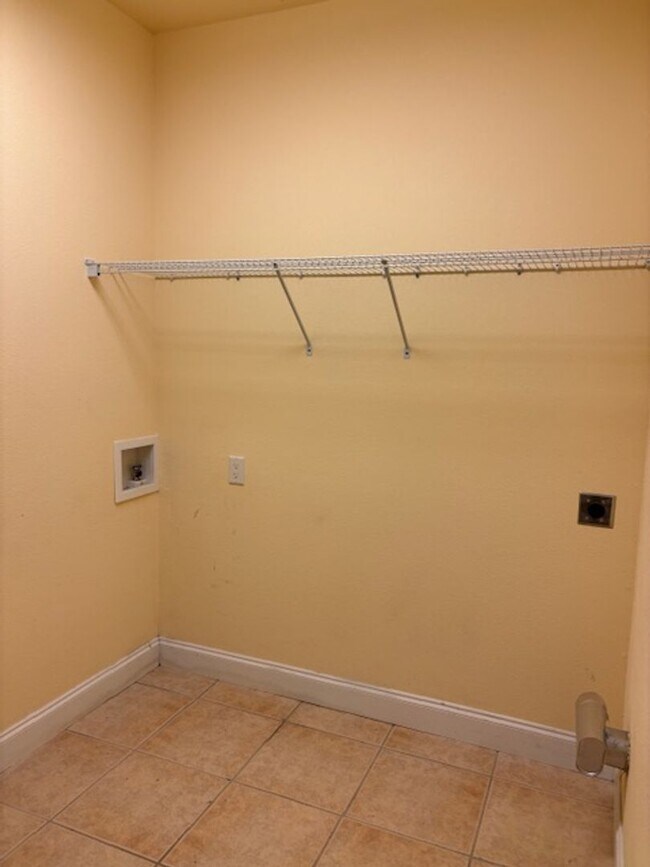 Building Photo - 532 Valparaiso Pkwy