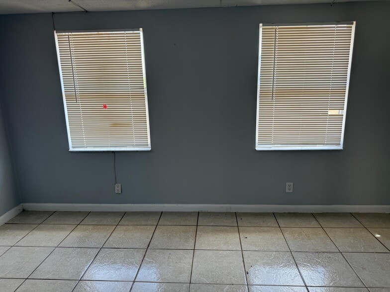 Building Photo - 107 NW Curtis St