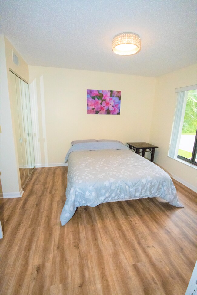 Cozy third guest bedroom - 1935 Silver Pine SW Way