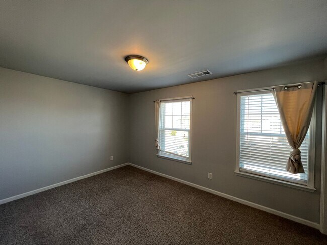 Building Photo - 4 Bedroom 3 Bath - Gorgeous Backyard in Le...