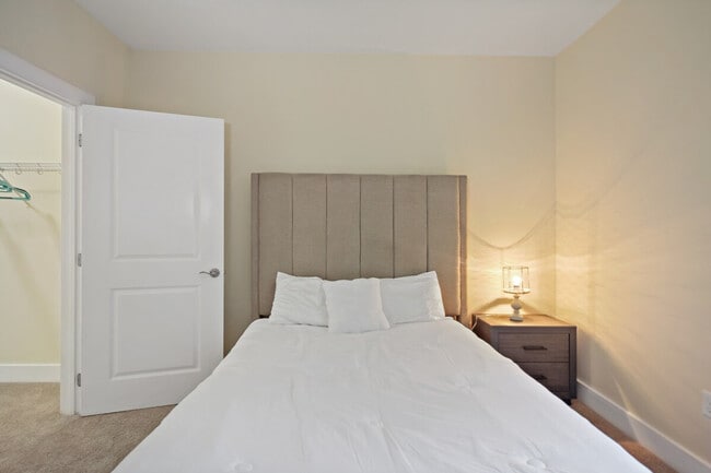 Building Photo - 615 S Columbus St