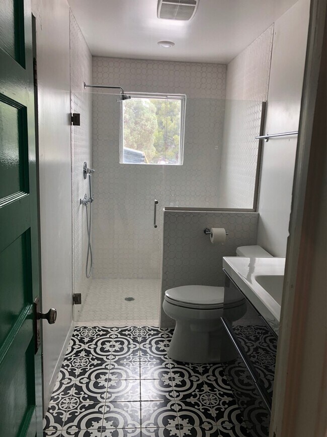 Building Photo - 120 N Austin St